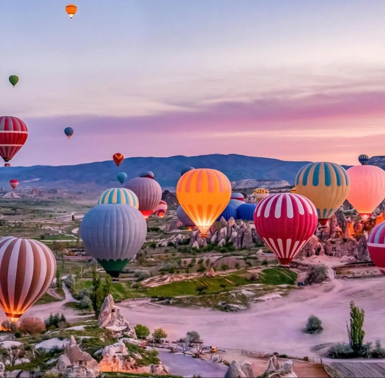 Kapadokya’da gün doğumunda sıcak hava balonları